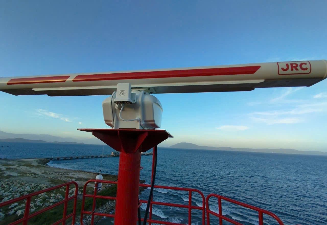 Anten radar giám sát hàng hải nhìn ra biển